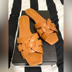 SAINT LAURENT SANDALS. SIZE 40 or 7 IN WOMEN. LIGHT BROWN FLAT SANDALS.